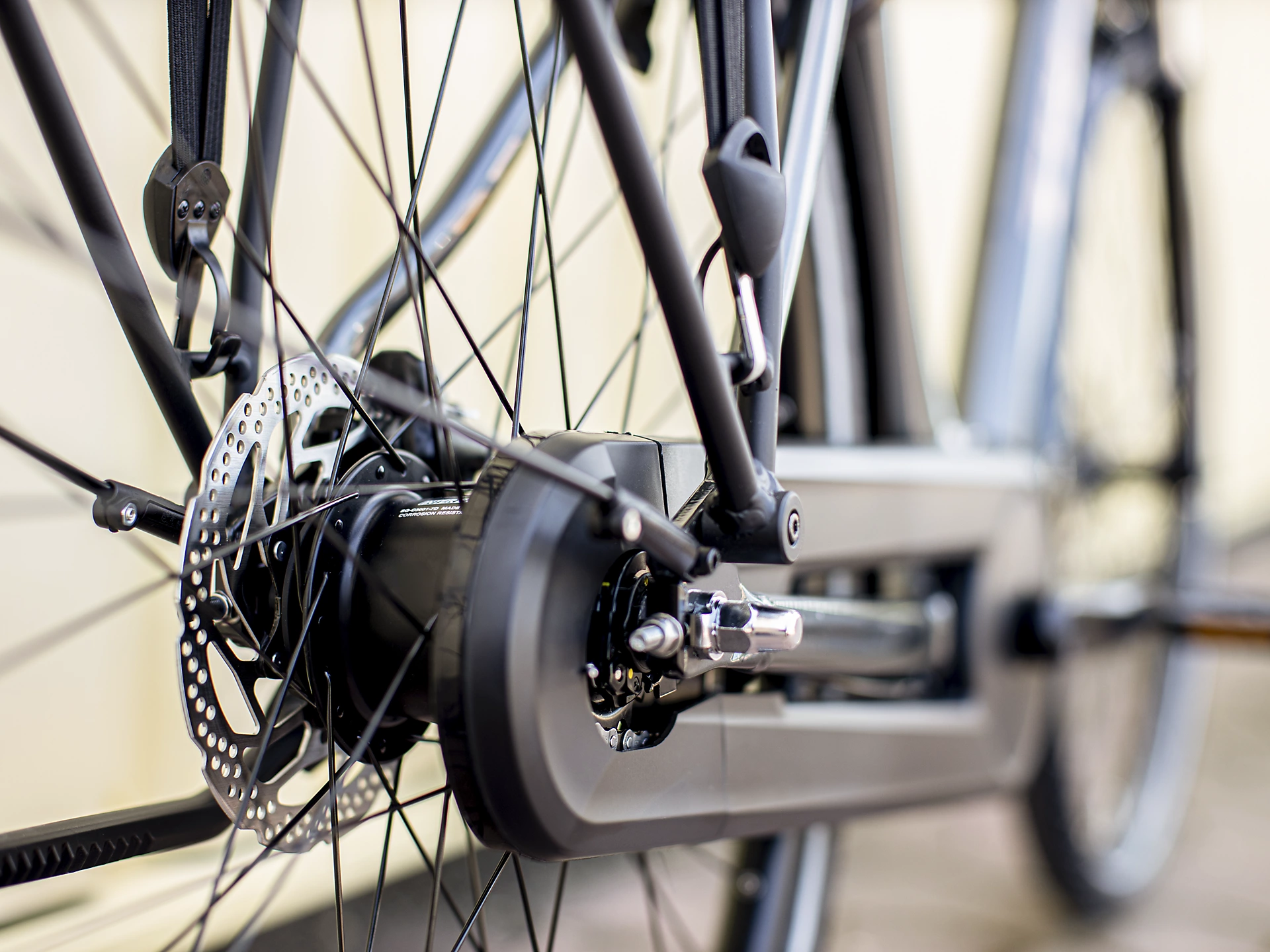 Elcykel Trek District+ 1 300Wh Grå - Bild 4